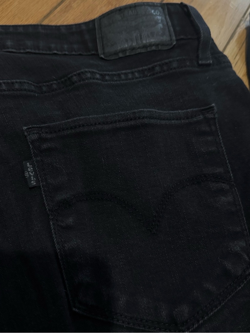 High Rise Levi Jeans - Picture 3 of 4